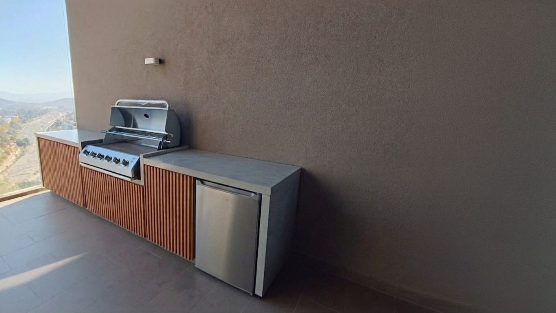 Quincho Pitmaster con parrilla y mueble en madera